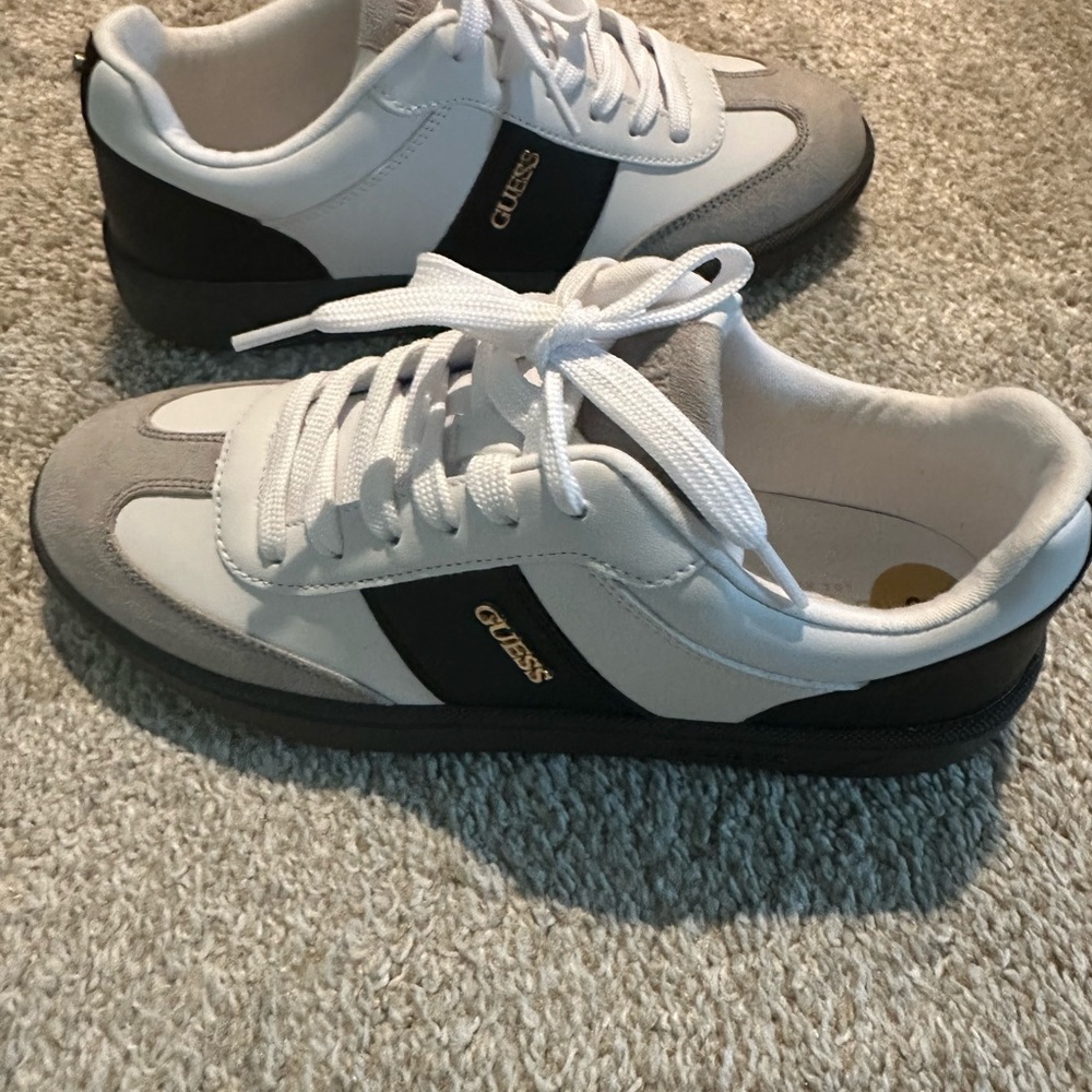 NIB✅GUESS women’s White, Black, and Gray sneakers 👟